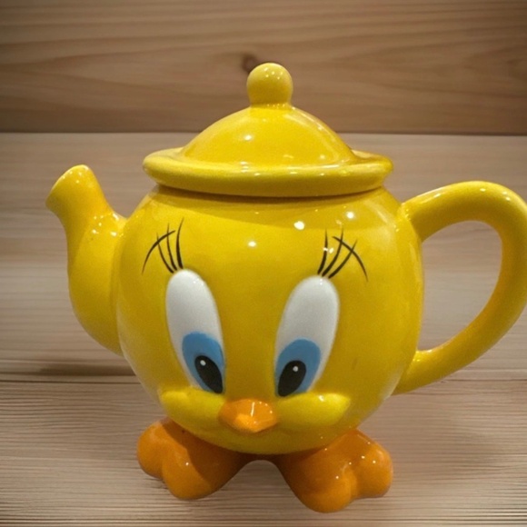Warner Bros. Other - vintage collectible ceramic Warner Bros. Tweety Bird teapot.